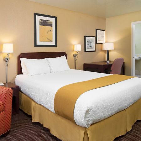 Days Inn By Wyndham Pinole Berkeley Kültér fotó